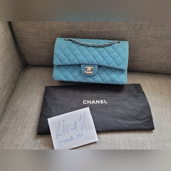 Chanel medium flap in caviar - Picture 12 of 13